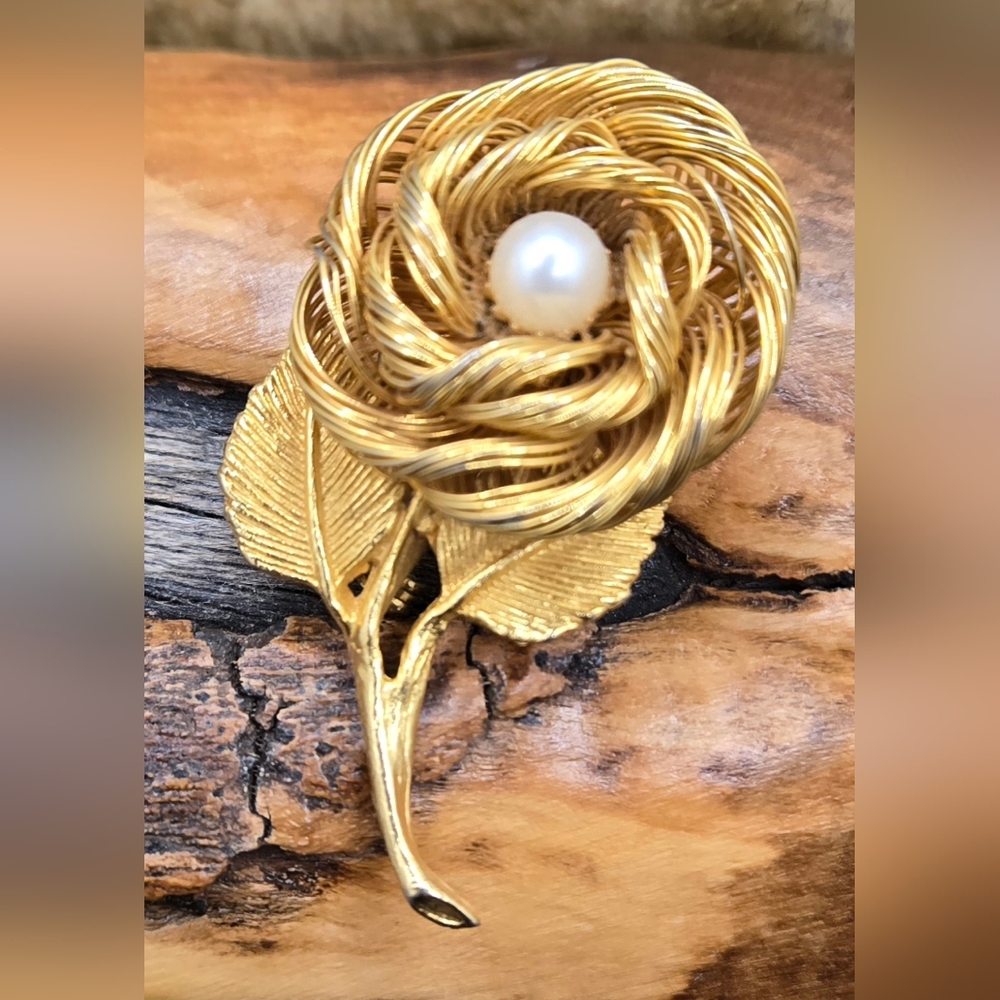 Flower Brooch Gold Tone Twisted Wire Faux Pearl Vintage 2.25" X 1.25"
